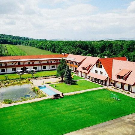 Dvur Perlova Voda Budyne nad Ohri Exterior foto