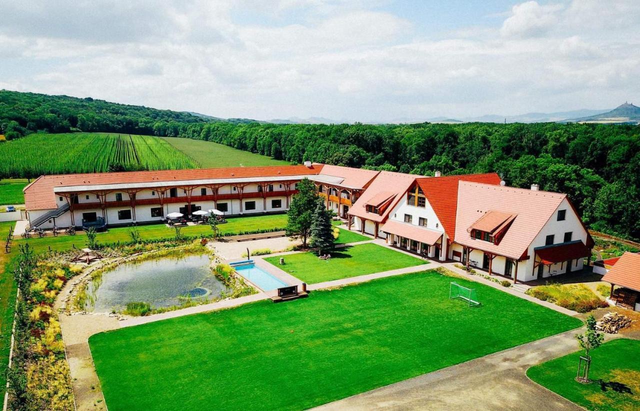 Dvur Perlova Voda Budyne nad Ohri Exterior foto